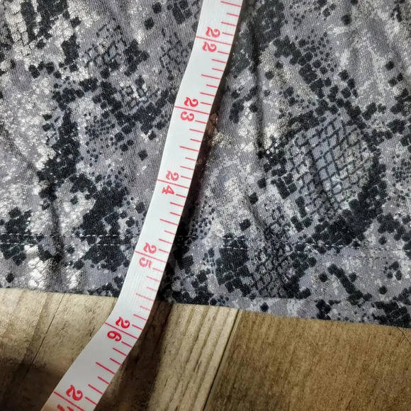 Kate Hill Medium Women's Gray and Black Metallic Snakeskin Print Top NWOT - Picture 8 of 16